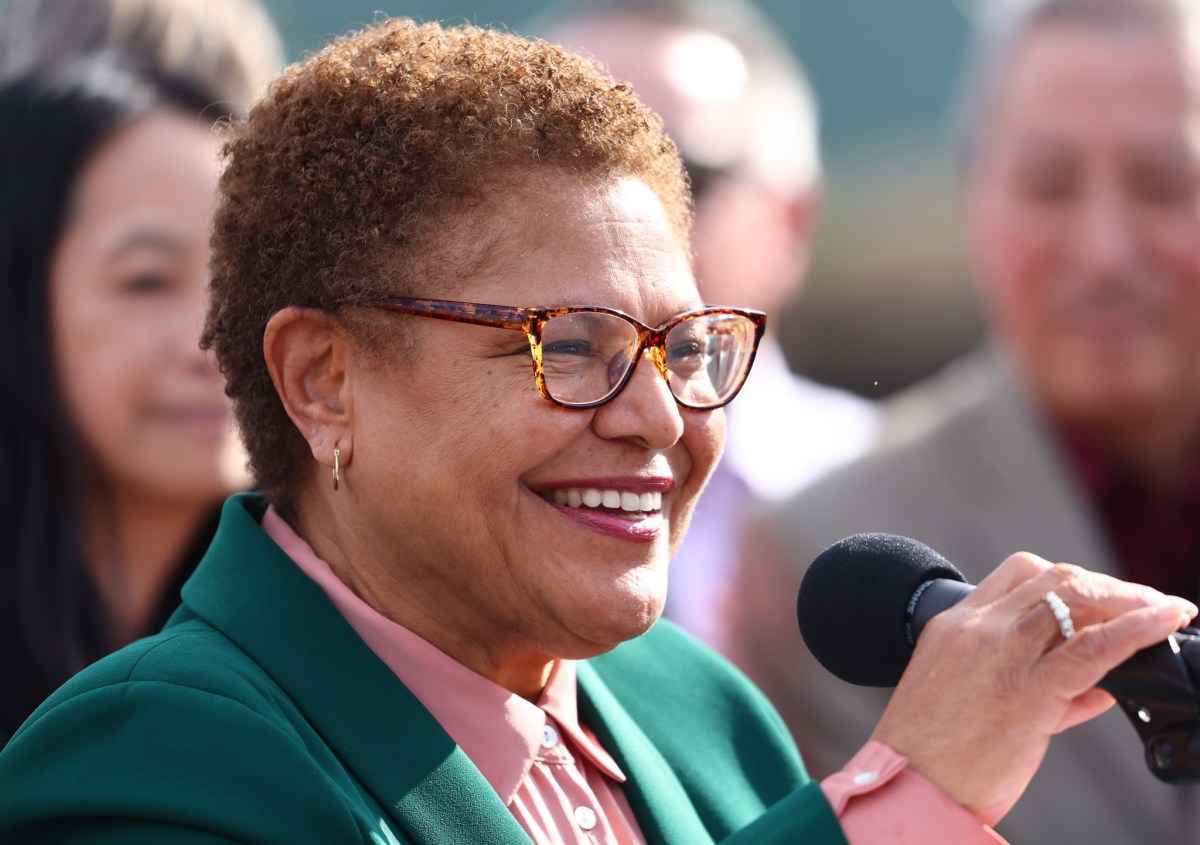 Video shows Mayor Karen Bass refuse to answer L.A. fires